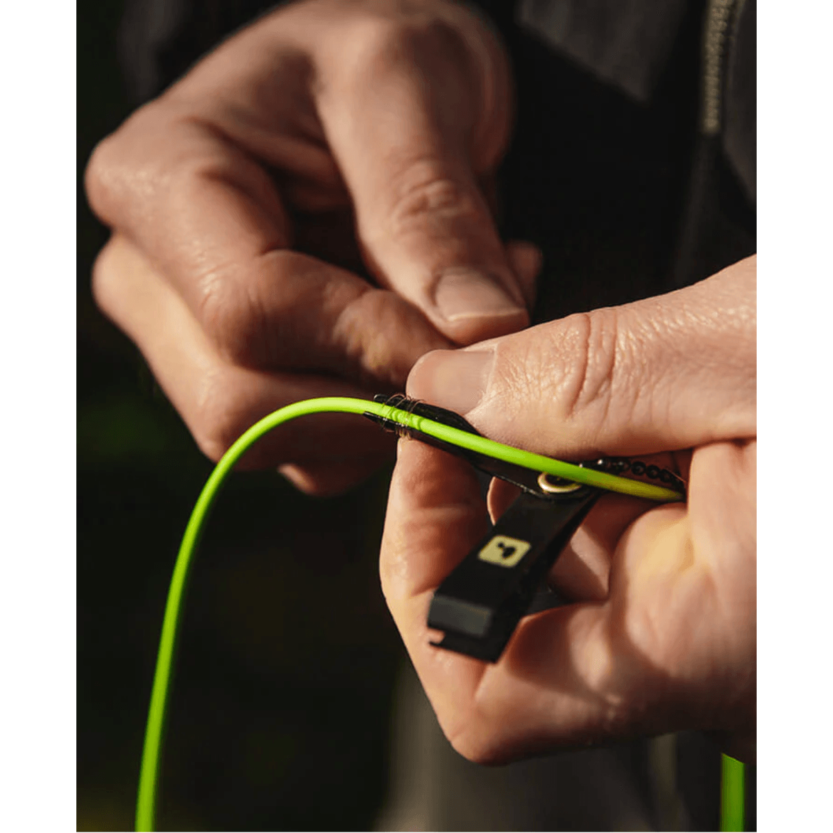 LOON-ROGUE-NIPPERS-W--KNOT-TOOL---Black.jpg