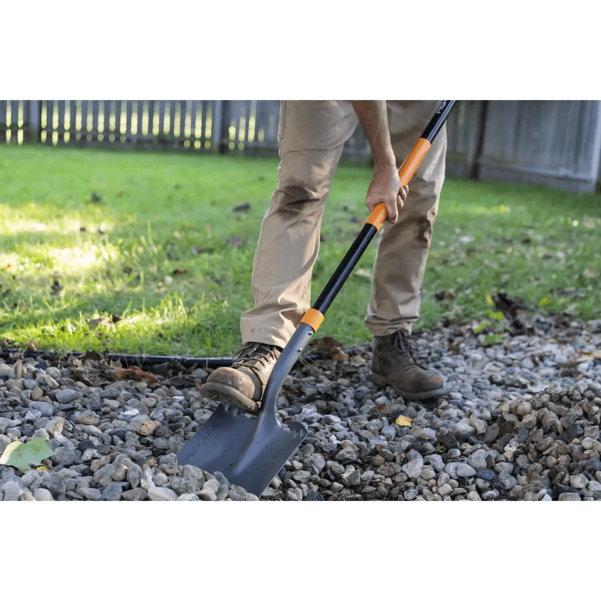 Fiskars-Fiberglass-Transfer-Shovel-Black---Orange.jpg