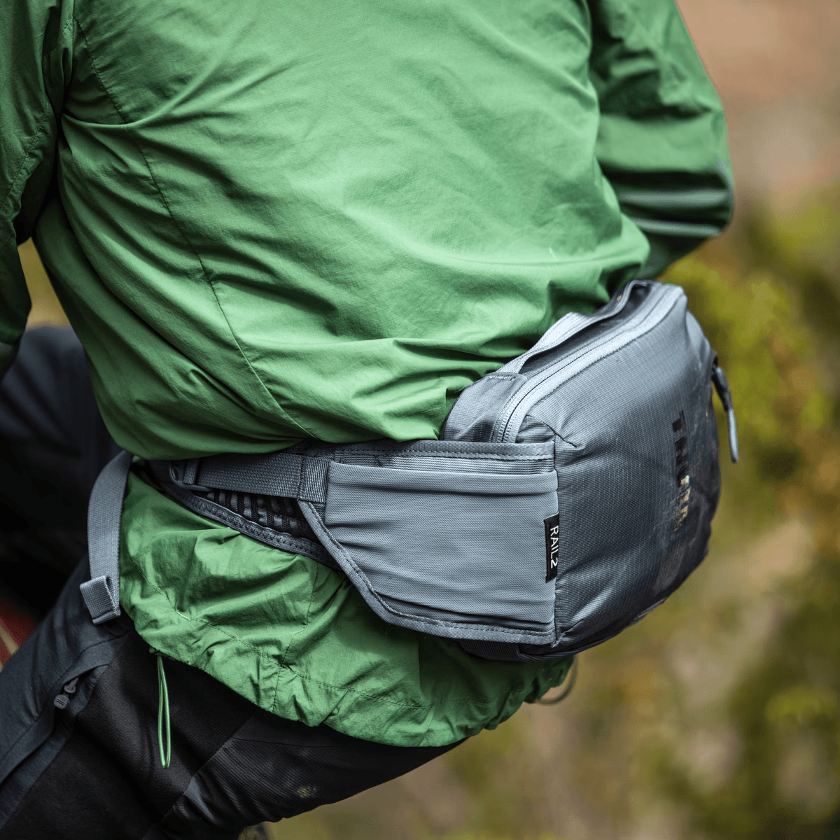 THULE-HIP-PACK-RAIL-DARK-SLATE-2L.jpg