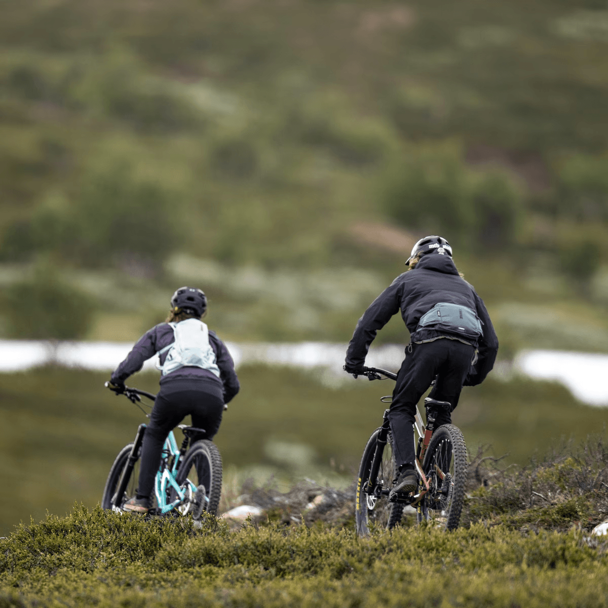 THULE-HIP-PACK-RAIL-DARK-SLATE-2L.jpg