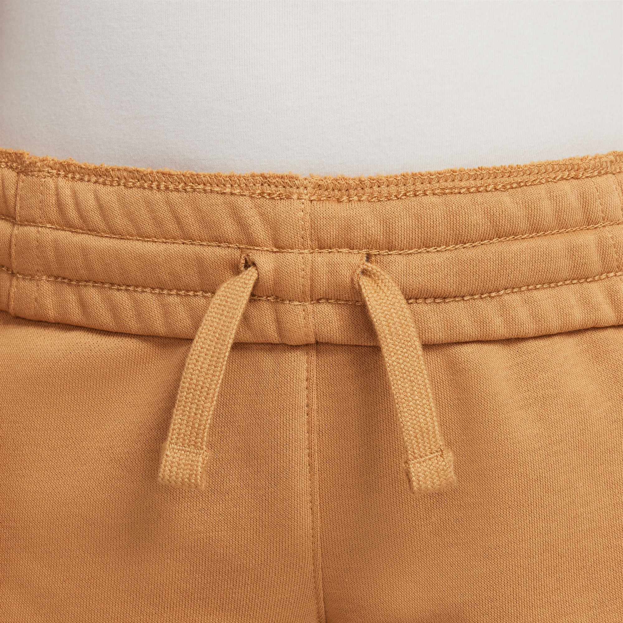 NWEB---NIKE-C-B-NSW-CLUB-FT-SHORT-LBR-Flax---White-XS.jpg
