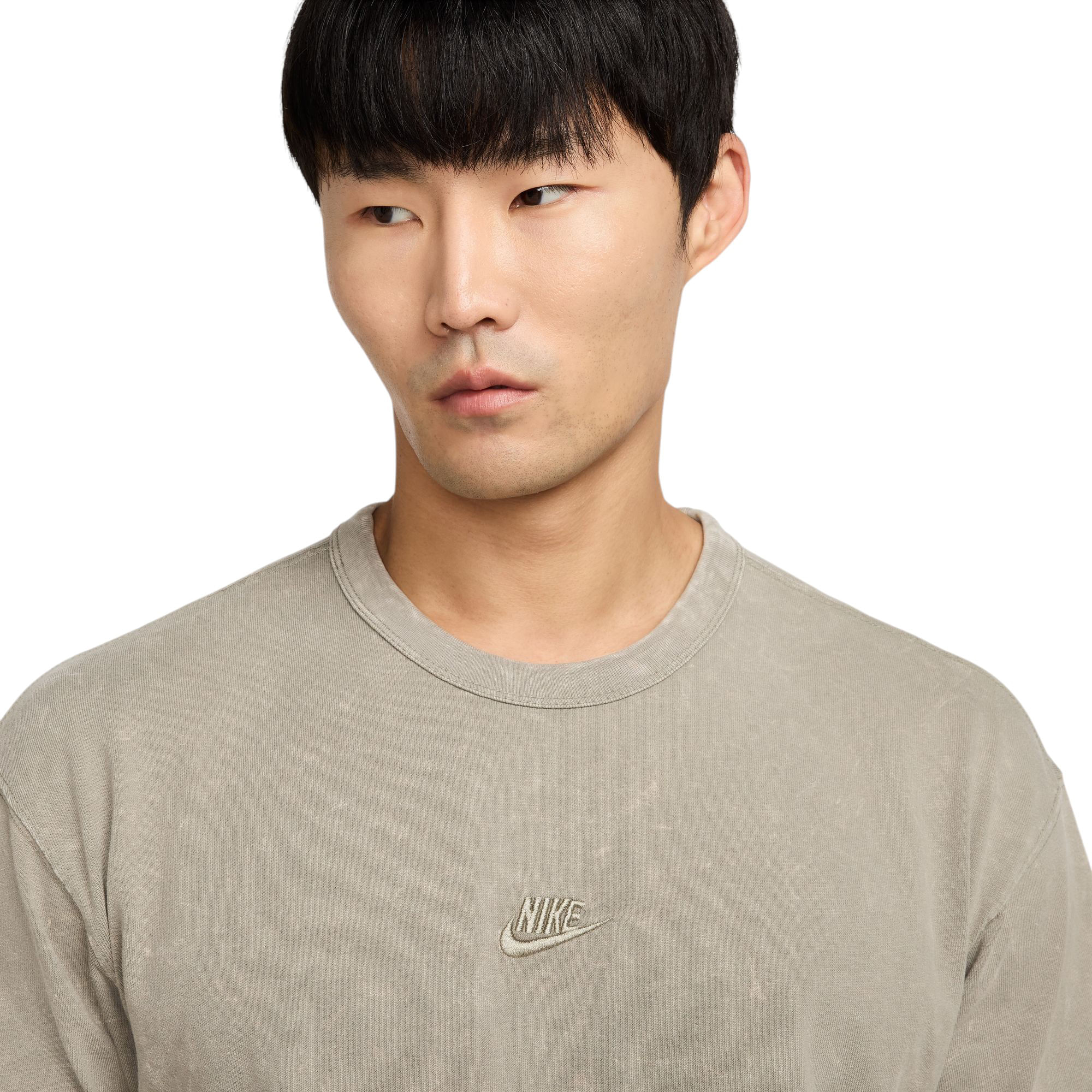 NIKE-C-M-NSW-TEE-M90-SSNL-PRE-ESS-S25-Light-Army