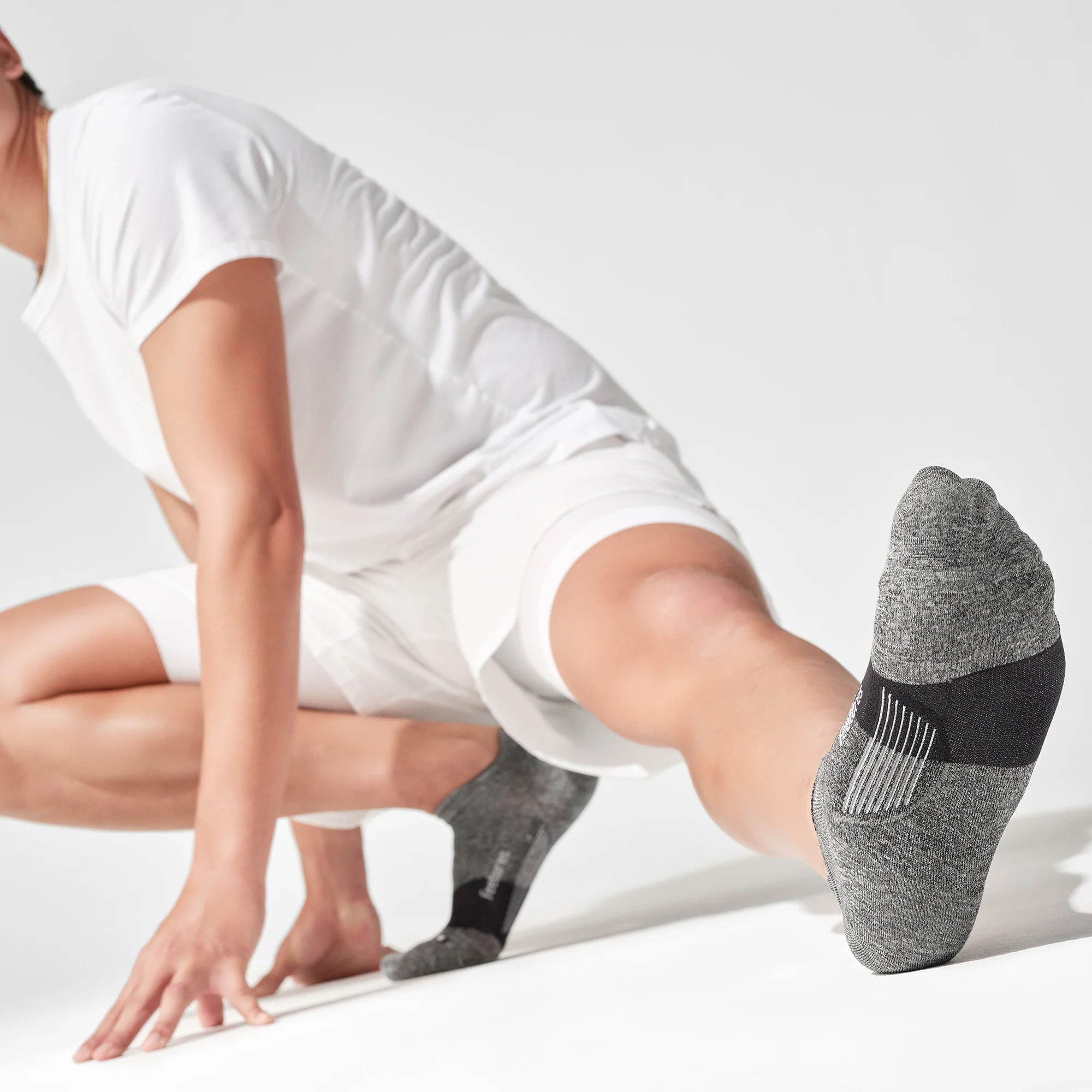 Feetures-Elite-Ultra-Light-No-Show-Tab-Sock-Gray