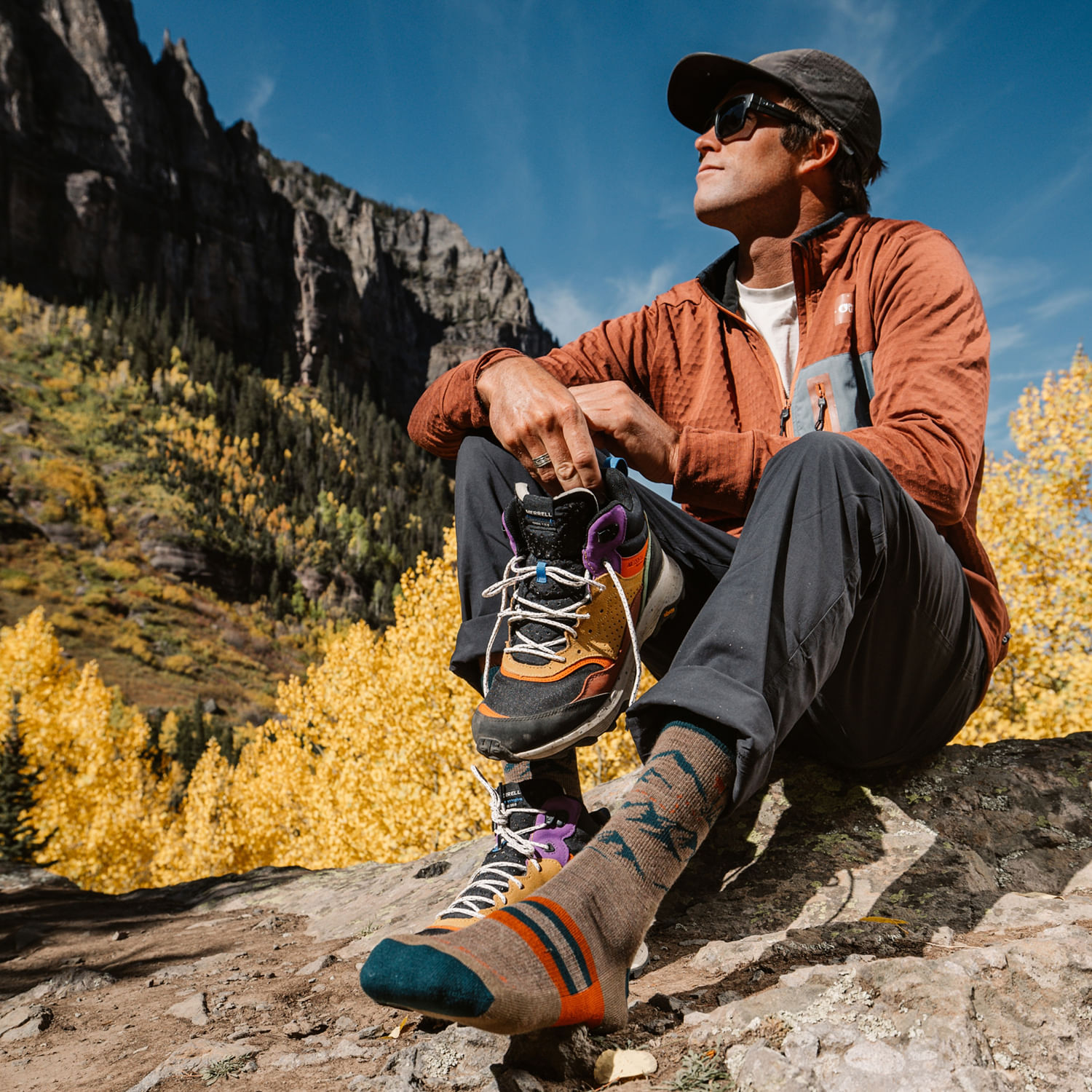 Darn-Tough-Hike-Hike-Hut-Micro-Midweight-With-Cushion-Crew-Sock-Bark