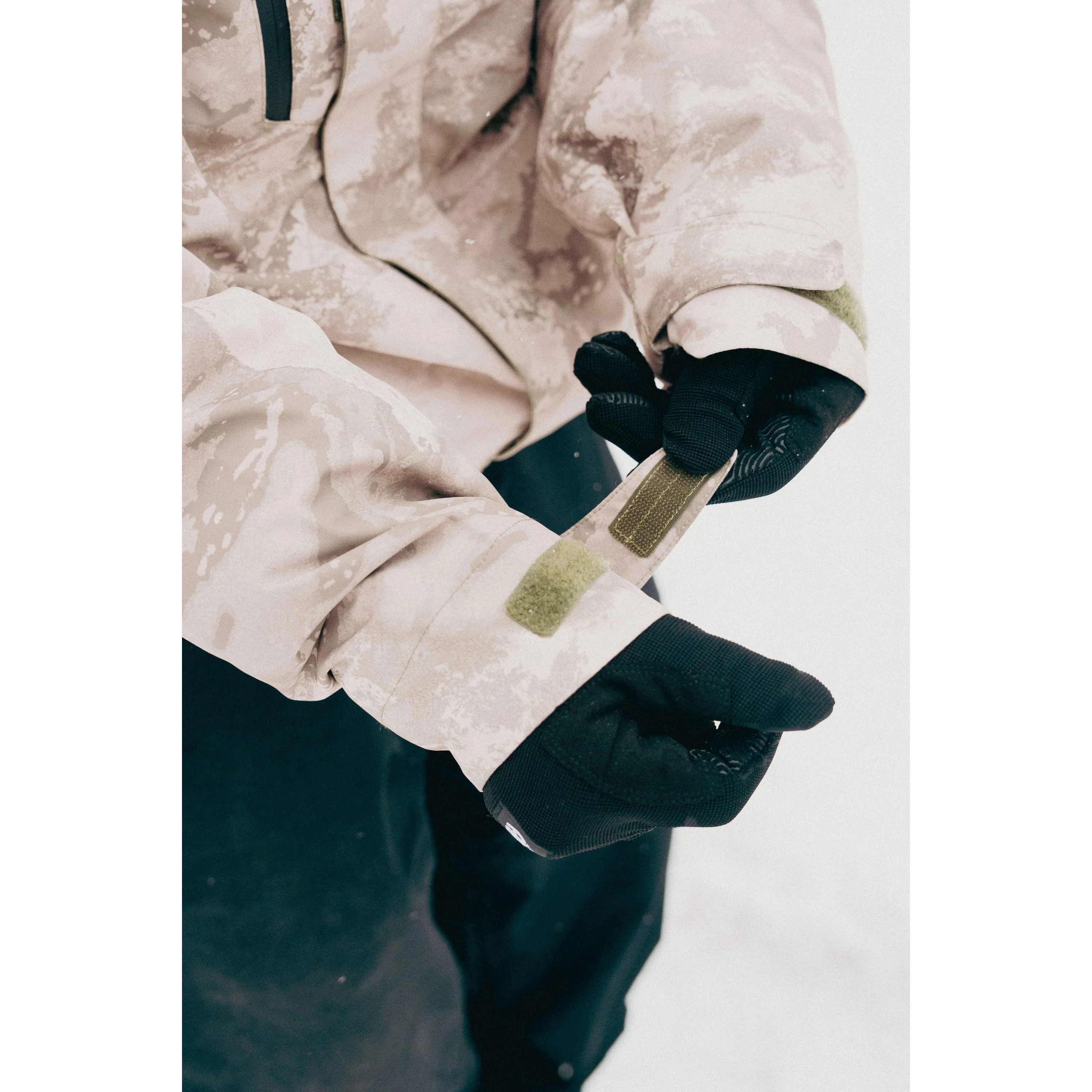 686-GORE-TEX-Core-Shell-Jacket---Men-s-Limestone-Hemisphere-Print