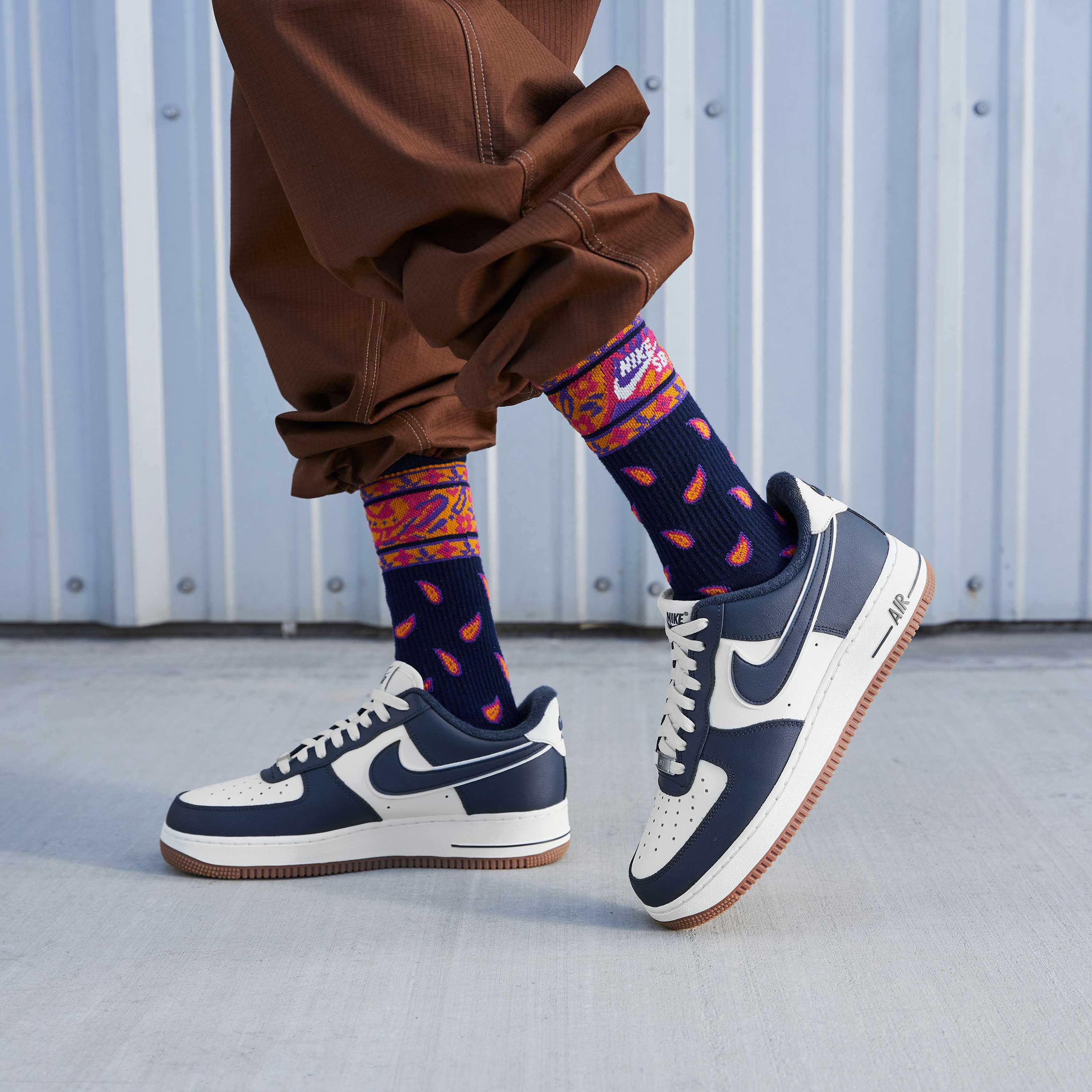 Nike-Air-Force-1--07-LV8-Shoe---Men-s-Sail---Midnight-Navy---Gum-Med-Brown